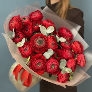 21 пышный красный Ранункулюс с эвкалиптом 21 пышный красный Ранункулюс с эвкалиптом