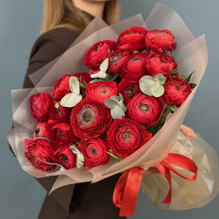 21 пышный красный Ранункулюс с эвкалиптом