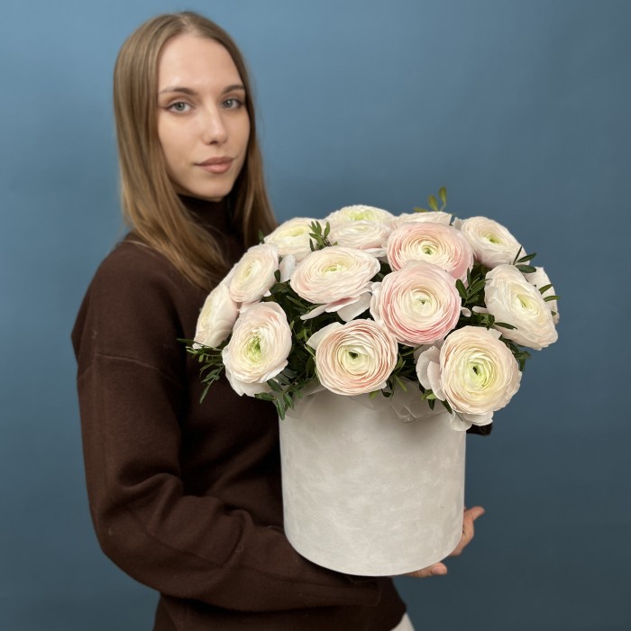 25 пышных ранункулюсов Ханой в бархатной коробке