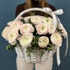 25 пышных ранункулюсов Ханой в корзине