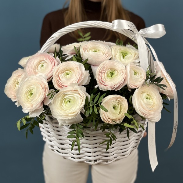 25 пышных ранункулюсов Ханой в корзине