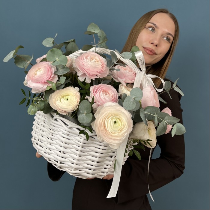 25 пышных розовых и нежно-розовых Ранункулюсов в корзине