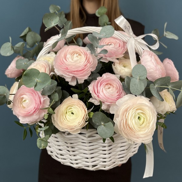 25 пышных розовых и нежно-розовых Ранункулюсов в корзине