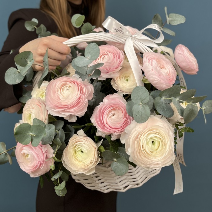 25 пышных розовых и нежно-розовых Ранункулюсов в корзине