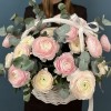 25 пышных розовых и нежно-розовых Ранункулюсов в корзине