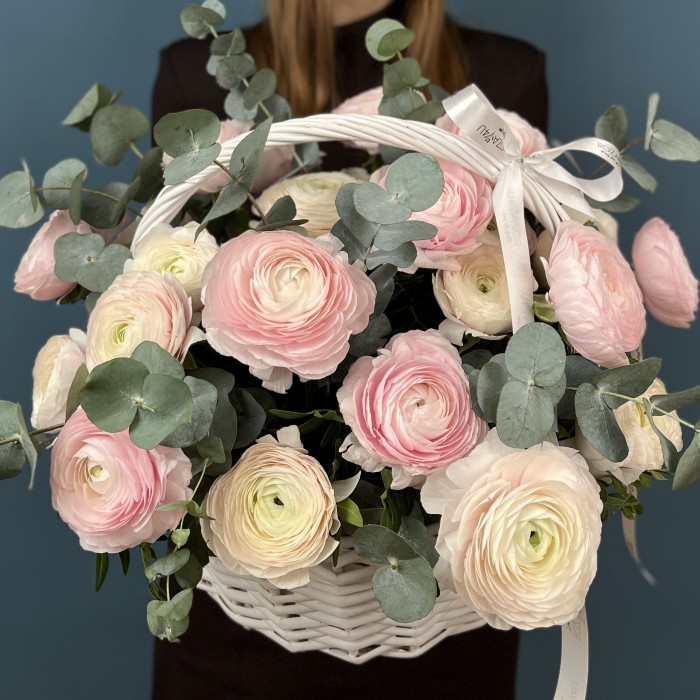 25 пышных розовых и нежно-розовых Ранункулюсов в корзине