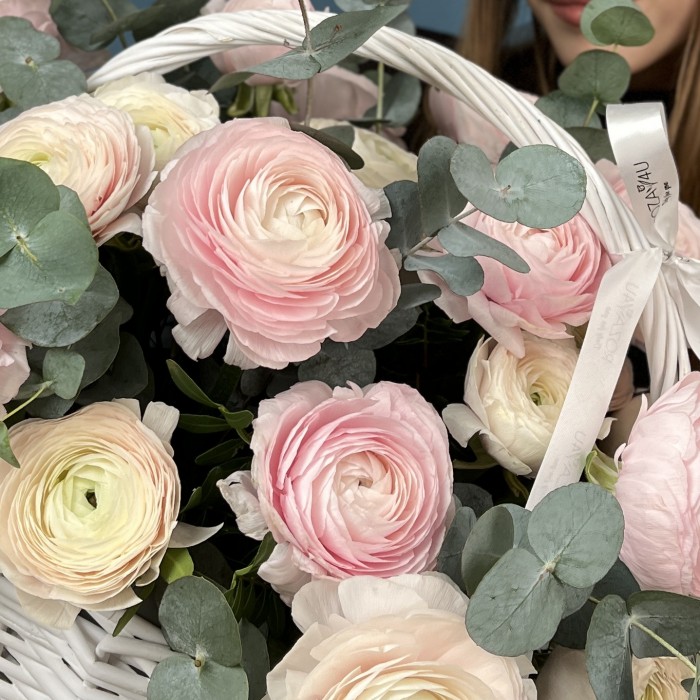 25 пышных розовых и нежно-розовых Ранункулюсов в корзине