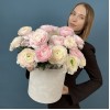 25 пышных розовых и розово-белых Ранункулбсов в коробке