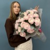 25 пышных розовых ранункулюсов с эвкалиптом