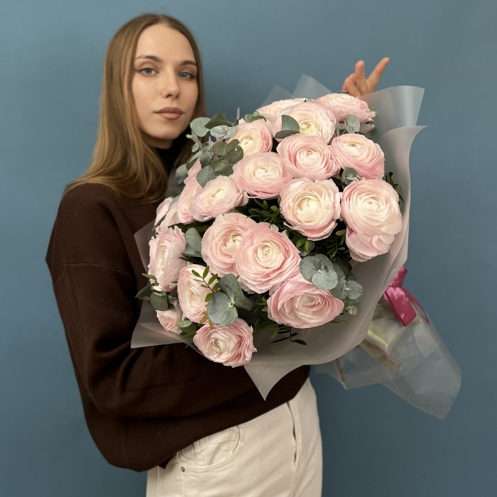 25 пышных розовых ранункулюсов с эвкалиптом