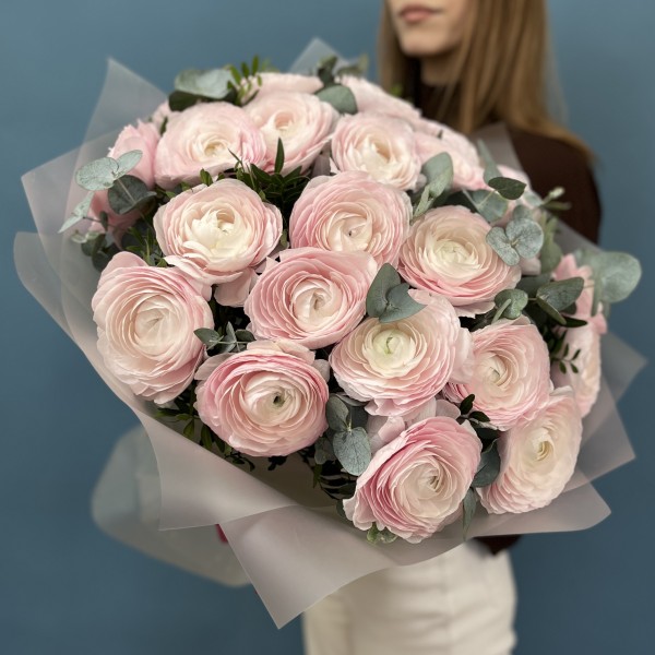 25 пышных розовых ранункулюсов с эвкалиптом