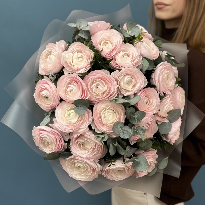 25 пышных розовых ранункулюсов с эвкалиптом