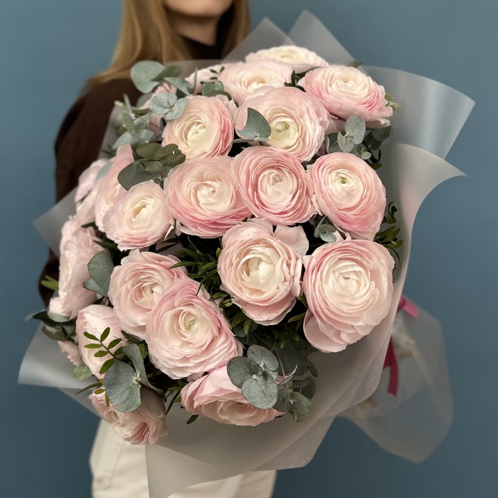 25 пышных розовых ранункулюсов с эвкалиптом