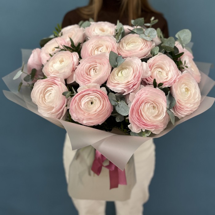 25 пышных розовых ранункулюсов с эвкалиптом