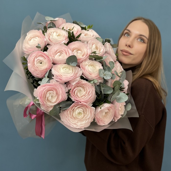 25 пышных розовых ранункулюсов с эвкалиптом