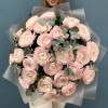 25 пышных розовых ранункулюсов с эвкалиптом