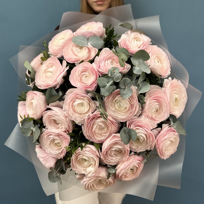 25 пышных розовых ранункулюсов с эвкалиптом
