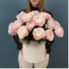 25 пышных розовых ранункулюсов в бархатной коробке