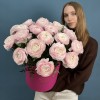 25 пышных розовых ранункулюсов в коробке