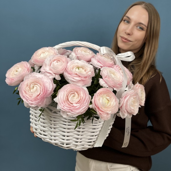 25 пышных розовых ранункулюсов в корзине