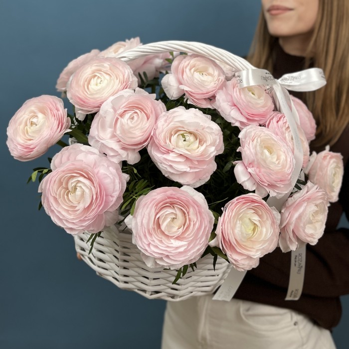 25 пышных розовых ранункулюсов в корзине