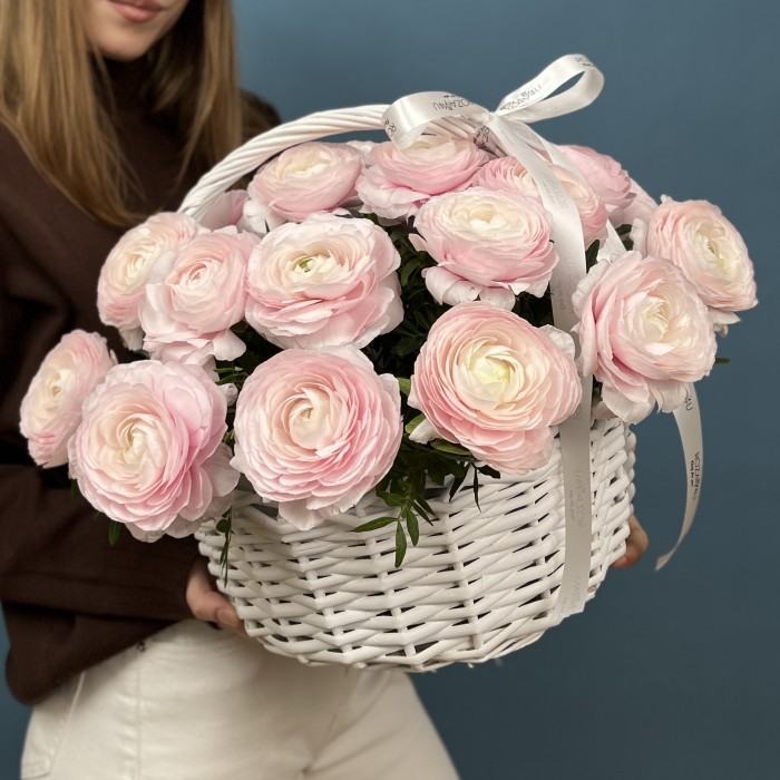 25 пышных розовых ранункулюсов в корзине
