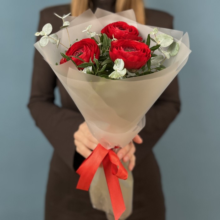 3 пышных красных Ранункулюса с эвкалиптом