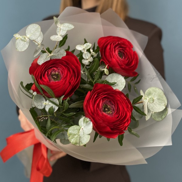 3 пышных красных Ранункулюса с эвкалиптом