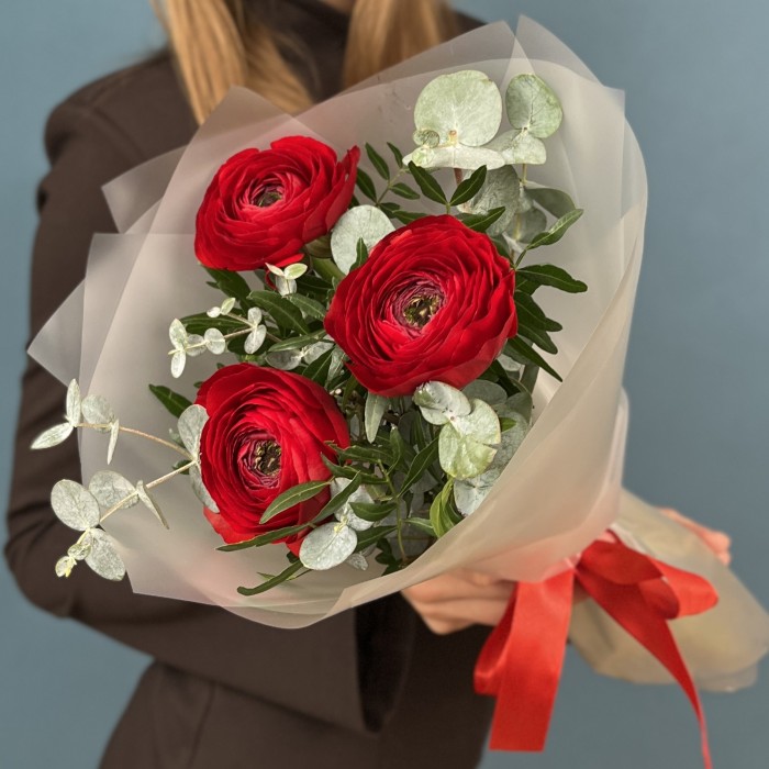 3 пышных красных Ранункулюса с эвкалиптом