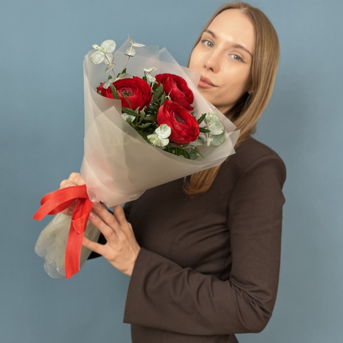 3 пышных красных Ранункулюса с эвкалиптом