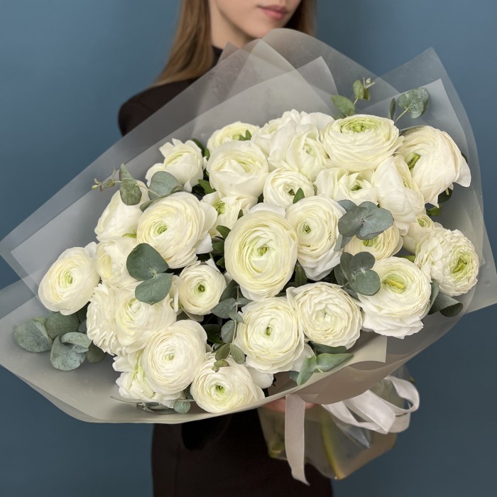 31 пышный белый Ранункулюс с эвкалиптом