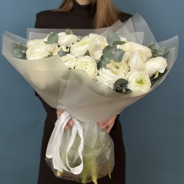 31 пышный белый Ранункулюс с эвкалиптом
