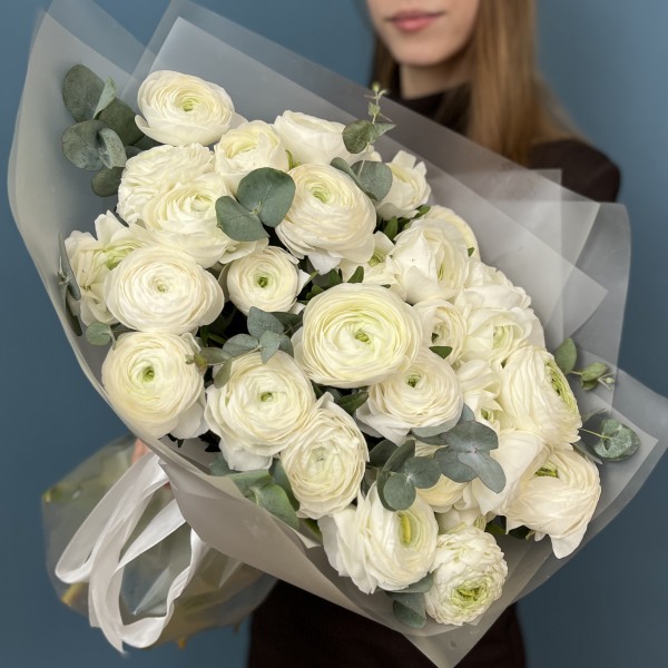 31 пышный белый Ранункулюс с эвкалиптом