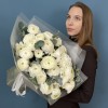 31 пышный белый Ранункулюс с эвкалиптом