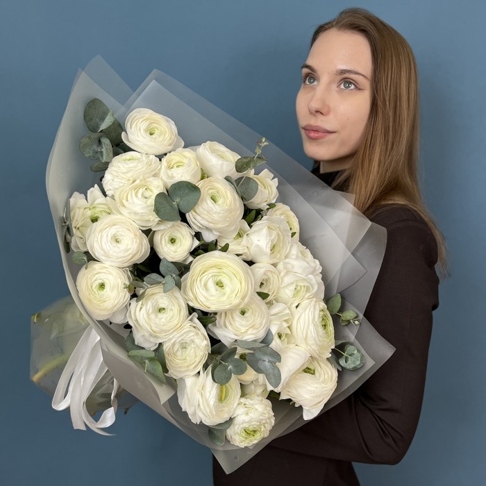 31 пышный белый Ранункулюс с эвкалиптом