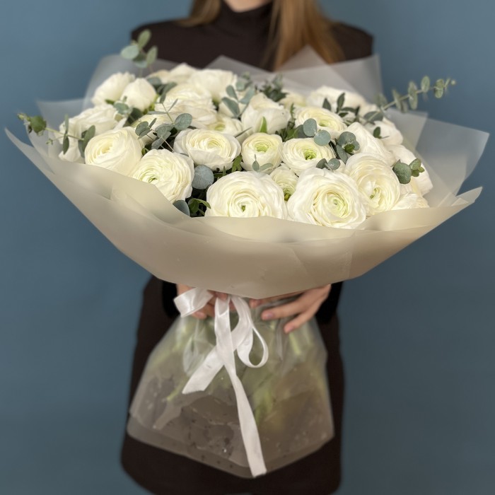 35 пышных белых Ранункулюсов с эвкалиптом