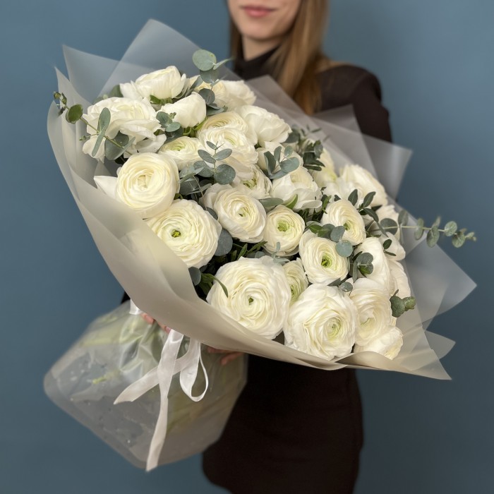 35 пышных белых Ранункулюсов с эвкалиптом