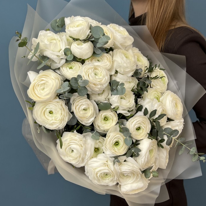 35 пышных белых Ранункулюсов с эвкалиптом
