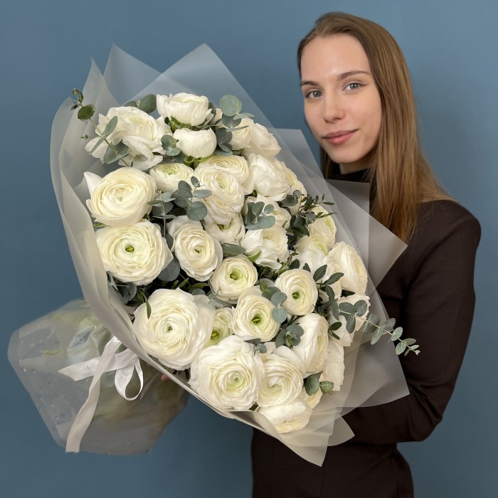 35 пышных белых Ранункулюсов с эвкалиптом