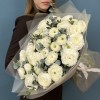 35 пышных белых Ранункулюсов с эвкалиптом