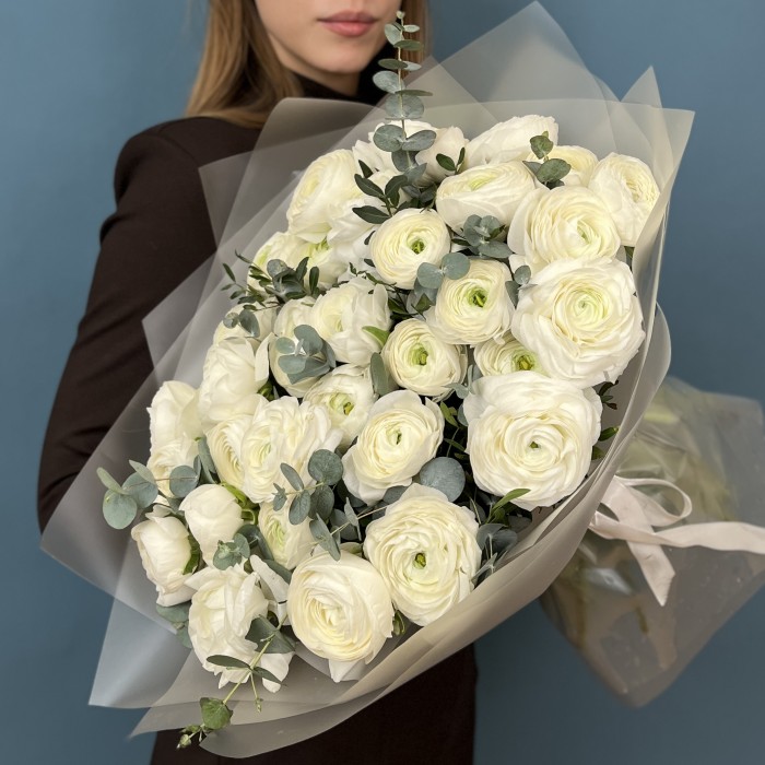 35 пышных белых Ранункулюсов с эвкалиптом