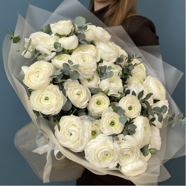 35 пышных белых Ранункулюсов с эвкалиптом