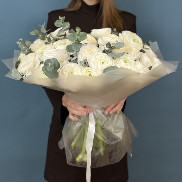 41 пышный белый Ранункулюс с эвкалиптом