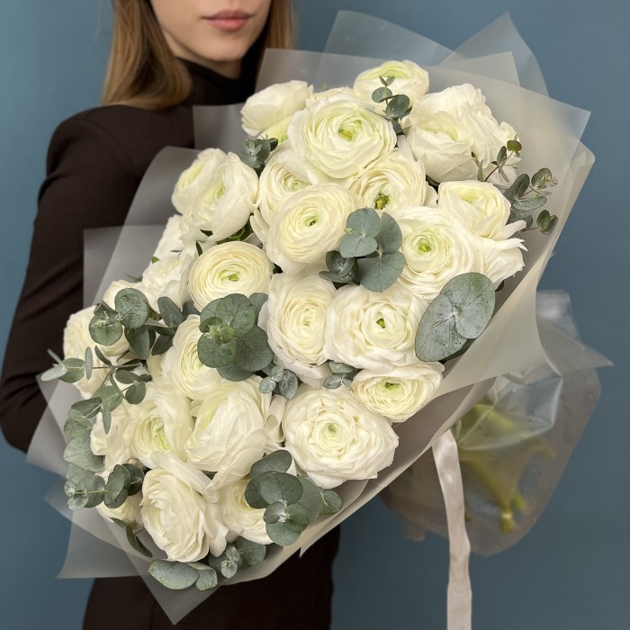 41 пышный белый Ранункулюс с эвкалиптом