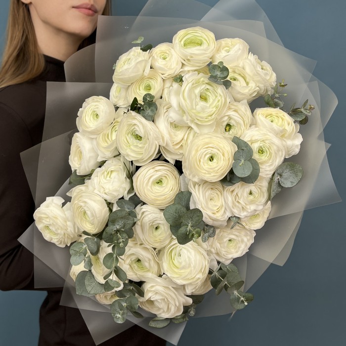 41 пышный белый Ранункулюс с эвкалиптом