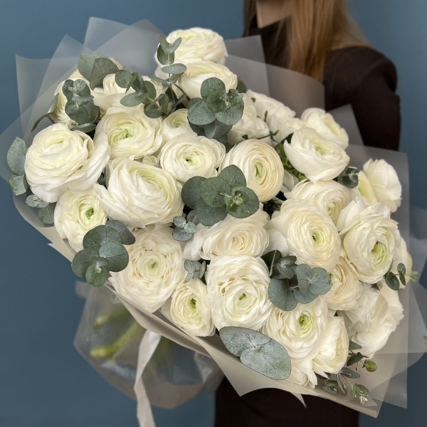 41 пышный белый Ранункулюс с эвкалиптом
