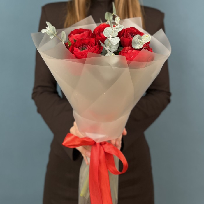 5 пышных красных ранункулюсов с эвкалиптом