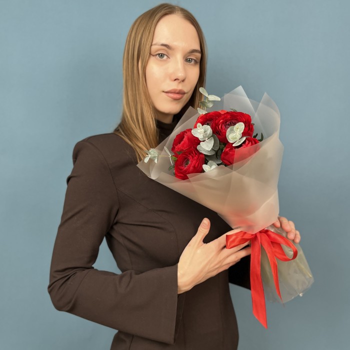 5 пышных красных ранункулюсов с эвкалиптом