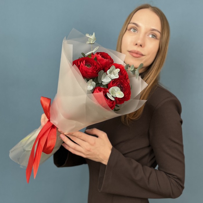 5 пышных красных ранункулюсов с эвкалиптом