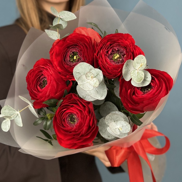 5 пышных красных ранункулюсов с эвкалиптом
